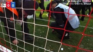 「Ｊリーグでやったら炎上しそう」浅野拓磨のような“チョコレートもぐもぐ選手”は？抗議のお菓子投げ入れで試合中断「片付け大変」「日本の治安の良さがわかる」