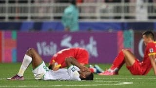 「なんで手を使わないんだ」「コミカルすぎる」オマーン敗退に繋がった残念な失点シーンが話題に…手を使えなかったGKの判断が問われる「残念な対応だ」