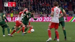 大乱闘の予兆だったのか？「ヤバすぎる」「やりすぎだろ！」 爆速スピードで強烈タックル→顔面パンチが炸裂した瞬間　バイエルンFWの過激すぎるプレーにスタジアム騒然