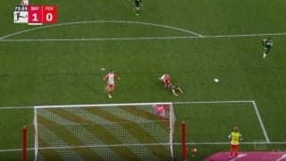 スタジアム騒然…「PKだろ！」「審判どこ見てんだよ」 実況・解説も困惑するレベルの“謎ジャッジ” 物議を醸したノーファウル判定が起きた瞬間