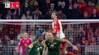 「また乱闘か？」試合後にも一触即発！空中戦で背後から後頭部にヒジ打ち→地面に急落下する瞬間　バイエルンの筋肉王の危険すぎる悪質プレー