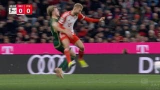 「何が起こった？」選手が突如倒れてスタジアム騒然！ リプレイ映像をよく見たら… 腹部にさりげない一撃が炸裂→悶絶ノックアウトした瞬間