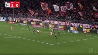 「ヤバすぎるだろ」「どういう態勢！？」怪物FWしかできない“超高難度シュート”が炸裂した瞬間　右からのハーフバウンド→逆足インサイドで打つ“技ありの一撃”