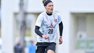 「神が仏っぽい」「まるで仙人」浦和のショルツ＆ヘグモ監督の“ヨガトレーニング”ショットが話題！「ショルツ様キマってる」「監督の貫禄がえぐい」の声