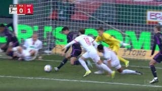 「ヤバすぎる」「どういう態勢！？」ファウルすれすれ！相手GKを神ブロックから超反応→“反転弾丸シュート”が炸裂した瞬間　“代役”が不調のバイエルンを救う一撃