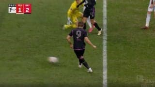 何回見ても分からない…超微妙なゴール判定の瞬間　これはパス？それともクリア？ “審判泣かせのプレー”からバイエルンの怪物FWがギリギリのゴール