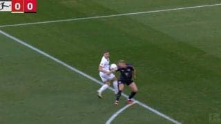 大ブーイングの嵐！「なんで手を出した」「不安定すぎるだろ…」 危険位置でハンドする“痛恨ミス”の瞬間　狙い撃ちされたバイエルンの急造DFラインがドタバタ劇