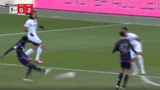 GKが何もできずブチギレ！「時速何キロだよ…」完璧すぎるスーパーゴールが炸裂した瞬間　バイエルンの爆速王の超低空“弾丸ミドルシュート”