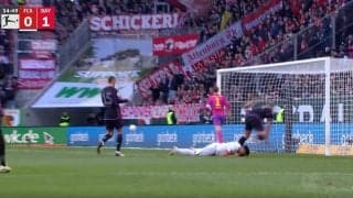 スタジアムに悲鳴！「ヤバすぎる」「マジかよ…」頭に“予想外の一撃”→相手FWが立ち上がれず… 背後から超低空“飛びヒザ蹴り”が炸裂した瞬間