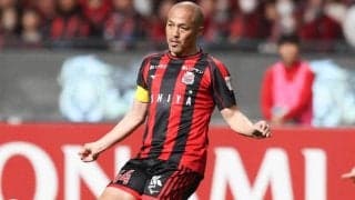 「しれっと選手登録されても驚かん」「選手に伝授して」小野伸二の芸術トラップにファン驚愕「こんなプレーしたかった」