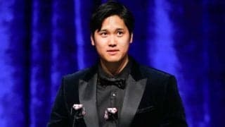 大谷翔平、チャーター機で眠る瞬間のデコピンを激写　夕食会に感謝「またいつの日か」