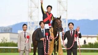 最優秀3歳牝馬に選出されたリバティアイランド サンデーR・吉田俊介氏「どのレースも強かったと思います」/JRA賞授賞式