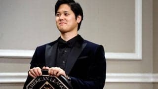 ソファーに腰かけて…デコピンは「英字新聞が読める」　大谷翔平の日常に米ファン注目