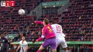 「死ぬだろ…」「思い切りぶん殴った」強烈な右ストレートが直撃→相手が吹っ飛んだ瞬間　宙に浮いたルーズボールをバイエルン守護神がまさかの空振り