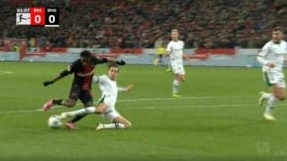 スタジアム騒然！“市場価値70億円男”が吹っ飛ばされた！ 全速力で40メートル超えの“爆走スプリント”→強烈なハードタックルが炸裂した瞬間