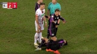 来るな！入ってくるな！「怖すぎるだろ」「めちゃくちゃ叫んでる」 エグすぎる“鬼畜っぷり”に相手選手もドン引きする瞬間　バイエルンの筋肉王がメディカル班を拒否