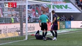 ゴール前の悲劇！スタジアムに響き渡る断末魔の叫び… 相手選手の全体重が乗って“足がグニャリ”衝撃の瞬間　王者バイエルンが呪われてるレベル