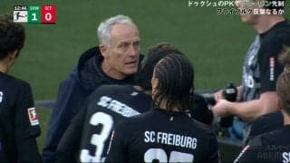 「完全にブチギレ」監督が“鬼の形相”で選手たちを怒鳴り散らす決定的瞬間！フライブルク指揮官に元日本代表DFとファンも困惑「なにごと？」