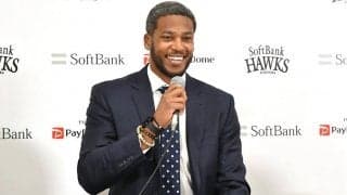 鷹ウォーカーが衝撃のイメチェン　ドレッドヘア→超短髪で入団会見「リセット」