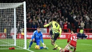 「なぜか難しいのを決めるw」アーセナルFWの“ほぼ０角度・神ショット”が炸裂の瞬間！美しすぎる股ぬきゴールが話題沸騰「GKめっちゃ悔しい」