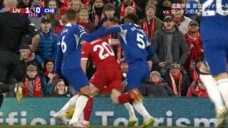 「もはや暴力」「化け物かよ！」邪魔する奴は全員吹っ飛ばす！ DF2人の間を正面突破でブチ破る“重戦車ドリブル”→スーパーゴールを炸裂した瞬間