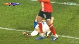 「破壊されてるやん」「ガチの化け物」プレミアリーグでまさかの“豪快ラリアット”炸裂！193cmの長身FWが喜び過ぎて相手の屈強DFを一撃ノックアウトした決定的瞬間