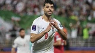 涙を浮かべPK戦を直視できず…退場したイランのエースFWタレミをチームが救う、日本戦は出場停止に