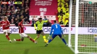 「難しい角度？問題ない」アーセナルFWの“信じられない神ショット”が話題沸騰！驚愕の股抜きゴールは「優しい角度？問題あり」となぜイジられる？