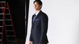 大谷翔平が「パイロットに」　普段と雰囲気一変…スーツで「ハイ、エブリワン！」