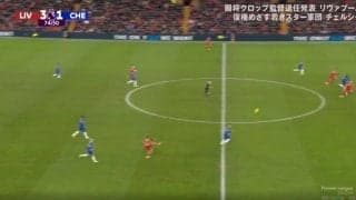 「天才かよ！」「エグすぎる」30メートル超えの超絶ピンポイントクロスが炸裂した瞬間　“神の右足”からハーフライン手前から前線の味方にピタリ！局面を打開する一撃