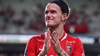 「これめっちゃ欲しい！」「ネーミングから強い」J1浦和のまさかの新商品『ゴッドヘアーバンド』が大反響！「俺もショルツのような完璧な守備を」「仕事も捗ること間違いなし」の声