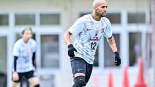 「激おもろなんだがww」「ワザと？偶然？w」J1浦和FWの、練習中に撮られた「まさかのサイズ感ショット」が異色の一枚と話題に！「お茶目」と、垣間見えた性格がファンに好評