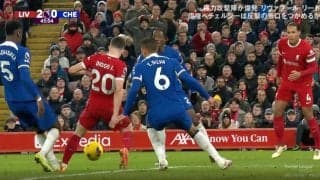 突然、ピッチに倒れこんだ！「えっ、嘘でしょ」「運にも見放された…」痛恨のPKを献上したまさかの瞬間　足を踏みつけた？ボックス内での転倒シーン