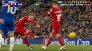 スタジアム騒然！「どういう動き！？」「エグすぎる」 DFの間をぶち抜く無回転“弾丸ミドルシュート”が炸裂した瞬間　GKが吹っ飛んだ強烈な一撃