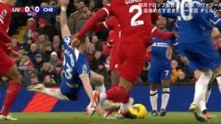 審判どこ見てんだよ！「PKだろ」「引っかかりにいった？」怒りが収まらず審判にガチギレ…疑惑の判定が起きた瞬間　物議を醸したゴール目前での転倒シーン