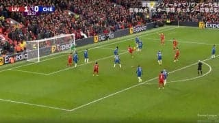 天才のエグすぎる身体能力！“豪快バイシクルシュート”が炸裂した瞬間　軌道が変化したクロスに超反応→難しい体勢からアクロバティックなプレー