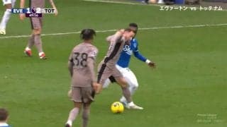 これは痛すぎる！水平チョップでイングランド代表が一発ノックアウト　ダブルタッチの神技直後に裏拳直撃で転倒悶絶の瞬間