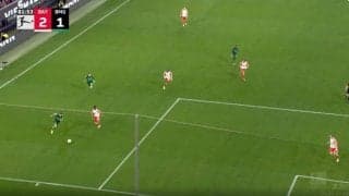 「追いつくのかよ！」「速すぎるだろ…」 最高時速37キロで猛追→爆速スピードで“スライディングブロック”を炸裂した瞬間　バイエルンの爆速王が大ピンチを阻止したスーパープレー