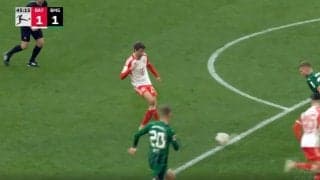 「変態パス！」「エグすぎる」 天才的ターン→神スルーパスを炸裂した瞬間　バイエルンFWのレベルが違うスーパーアシストに相手DF陣が動けず…