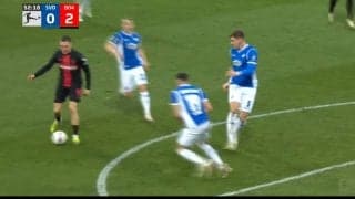 「変態フェイント！」「これは神すぎる」 全員騙されたシュートフェイント→完璧なスルーパスを炸裂した瞬間　解説者を思わず唸らせた…“市場価値150億の男”の圧巻テクニック