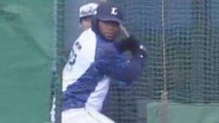 「嘘だろ、普通にエグい」右手1本でぶっ飛ぶ白球　大砲候補が衝撃弾…巨体から威圧感