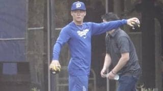 山本由伸、ド軍キャンプ地で自主トレ　全身ドジャーブルー…やり投げ、壁当てで調整