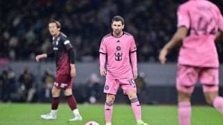 「メッシのユニ貰ったのまさかの……」FWメッシがJ1神戸との試合後にユニフォームをプレゼントしたのは“まさかの人物”だった！ 自ら脱いで手渡した姿が注目される