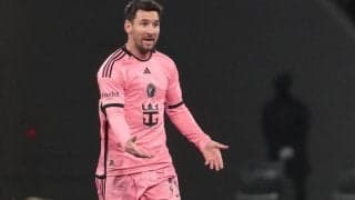 圧巻のプレーでスタンド沸かせたメッシ、ユニフォームを渡した相手は? 意外な人物、もらった際には驚く様子も