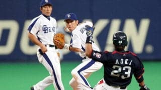 荒木雅博「もうどうにでもなれと送球した」日本シリーズ初の継投完全試合のラストプレーで「じつはボールをうまく握れていなかった」