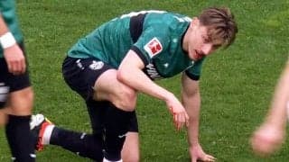 「痛すぎる…」空中ヘッドバッドで大流血！伊藤洋輝チームメイトが敵の頭激突→レフェリーが試合中断の一部始終、元日本代表DFも心配