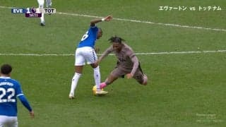 「まだ現役！」38歳ヤングの“秘技”足刈り股裂きディフェンス炸裂！元イングランド代表の大ベテランがファウルすれすれの荒技守備で17歳差のマッチアップに完全勝利した瞬間