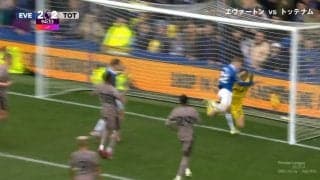 激痛悶絶！点を取られ股間を蹴られて踏んだり蹴ったり…「逝ったな」イタリア代表GKが遭遇したアディショナルタイムの悲劇