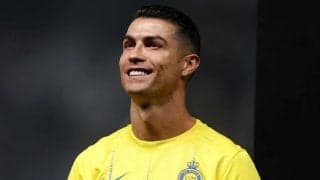 「拾ってあげるの優しい」C・ロナウドが女性主審にお届け物、試合中に見せた優しさが話題に「こういうの好き」「主審の笑顔もいいね」