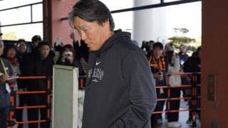 松井秀喜臨時コーチ、レッドカーペットで登場も「短いかな」　巨人キャンプ合流に歓声